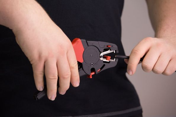 Afbeelding - https-www-ez-catalog-nl-Asset-206aba49ae7e46b686076599f4d0e27a-ImageFullSize-Anw-Z57000106SB-Abisolierzange-automatisch-01-jpg